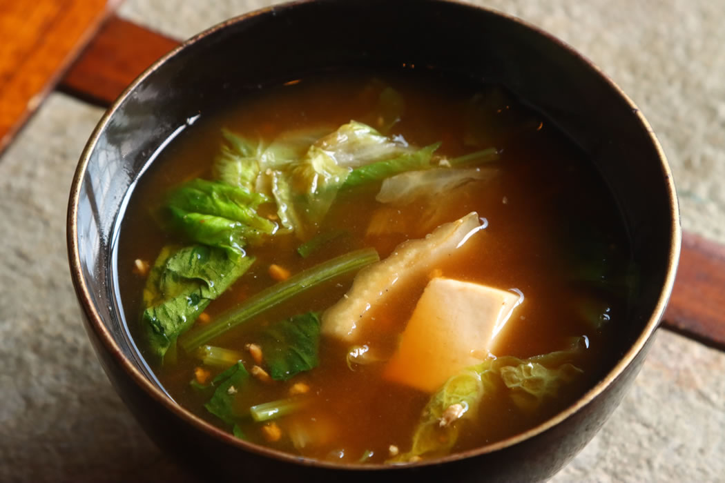 鉄鍋で煮込む味噌汁