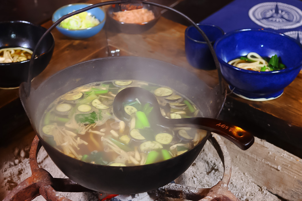 温泉水を使った鉄鍋うどん